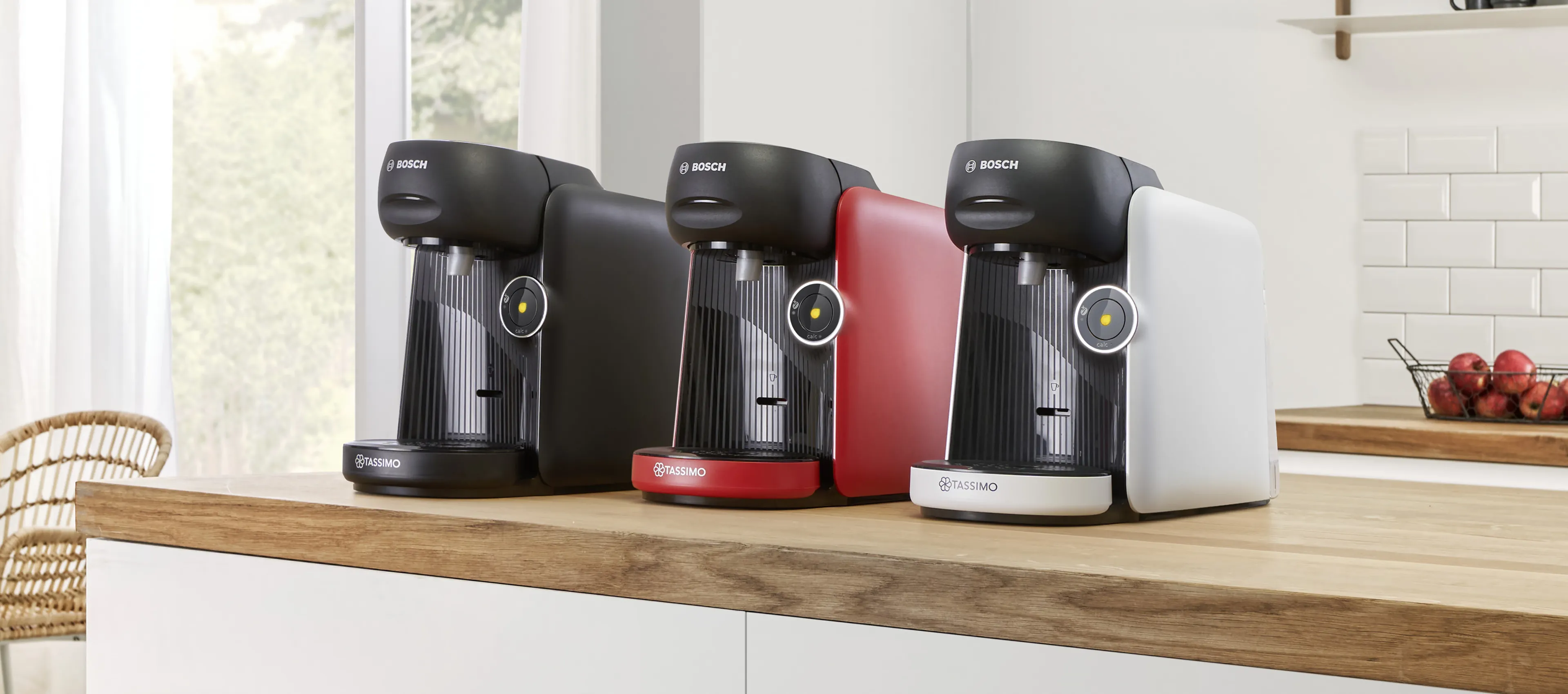 Různé barvy kávovaru TASSIMO FINESSE friendly na kuchyňské lince.