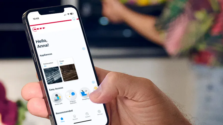 Smartphone-Bildschirm zeigt eine Messaging-App-Schnittstelle mit verschiedenen Optionen und Icons.
