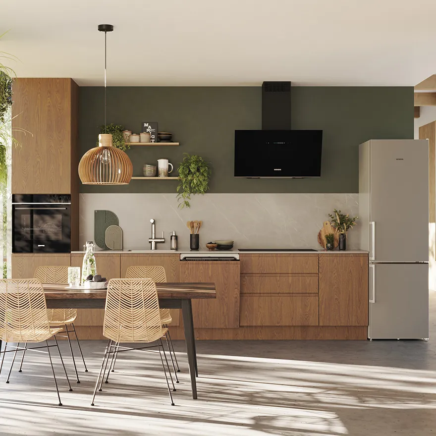 Moderne Küche mit Holzschränken, Geräten, Esstisch und Pendelbeleuchtung.