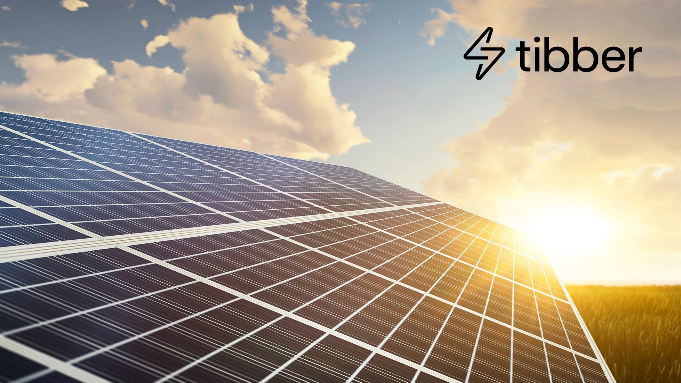 Photovoltaikanlage bei Sonnenuntergang mit dem Tibber-Logo.