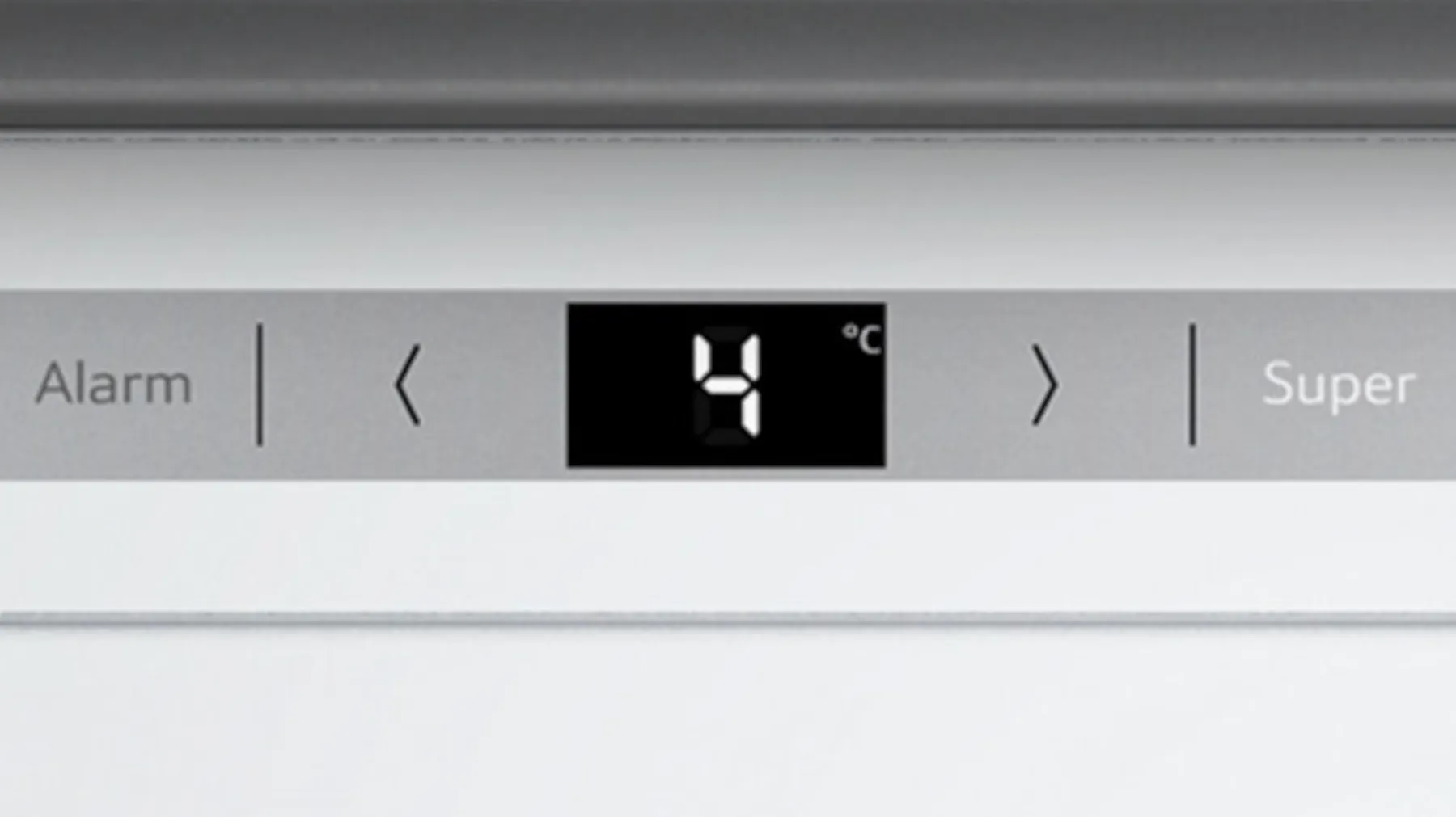 Bedienung per Pfeiltasten < 4 °C > oder per Touch Display.