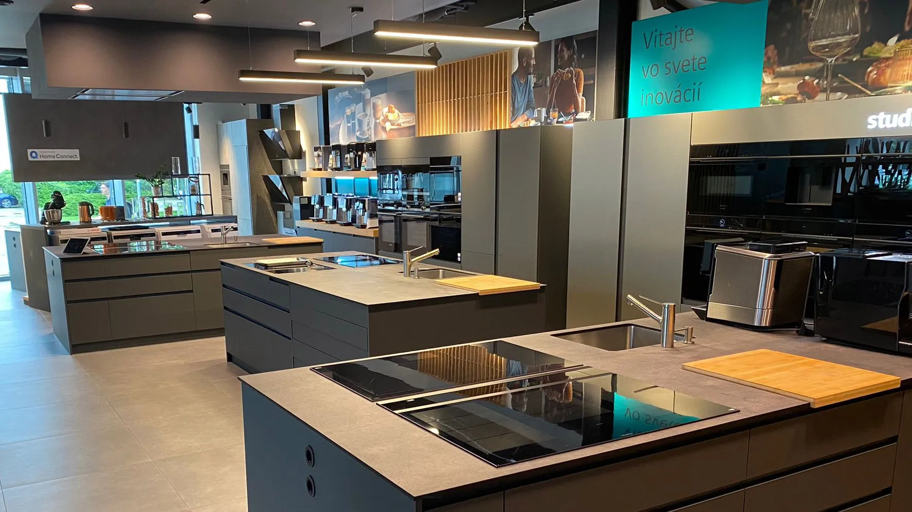 Predajňa Siemens so sortimentom kuchynských spotrebičov a moderným dizajnom.