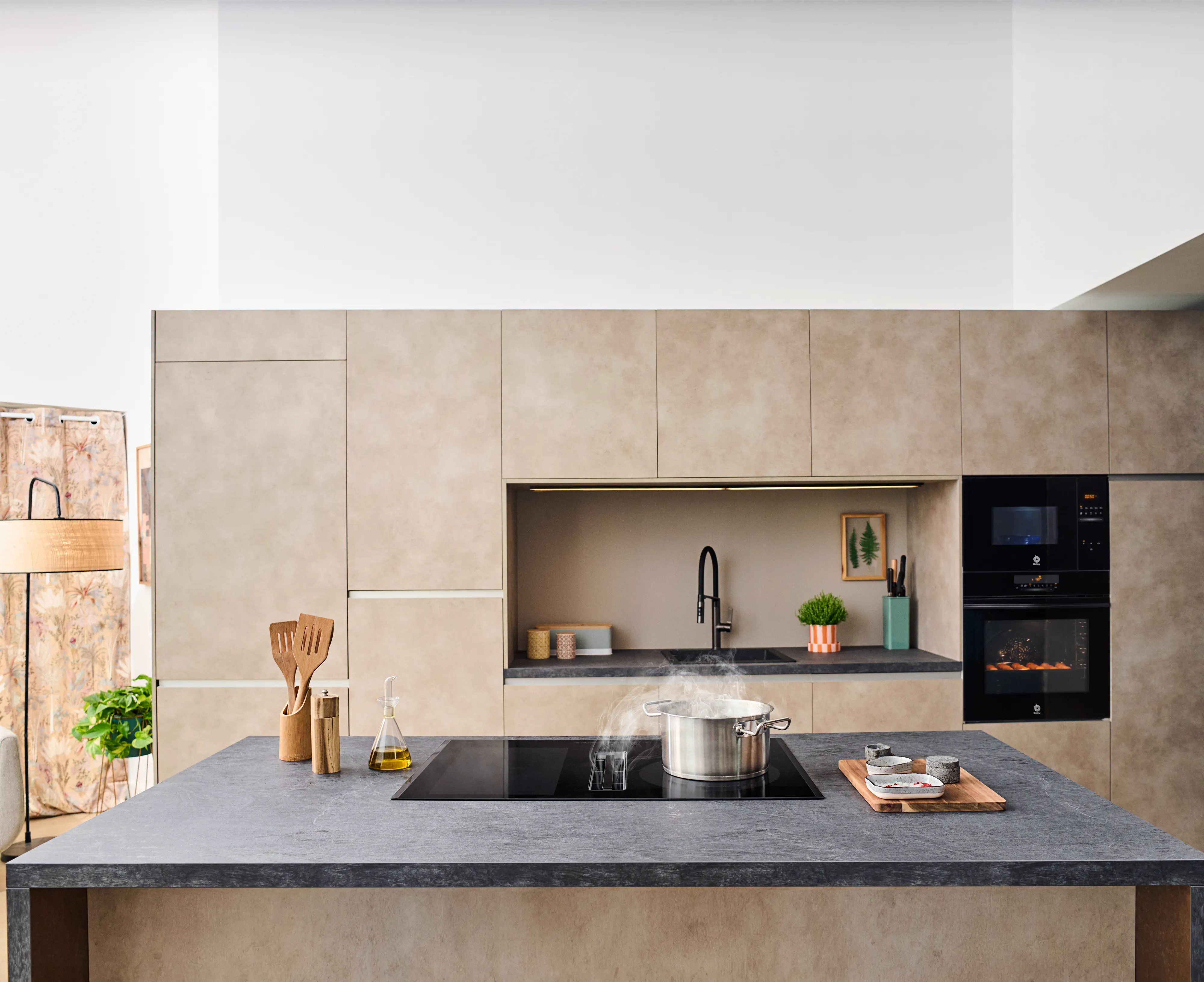 Placa de inducción con extractor integrado Balay en cocina moderna.