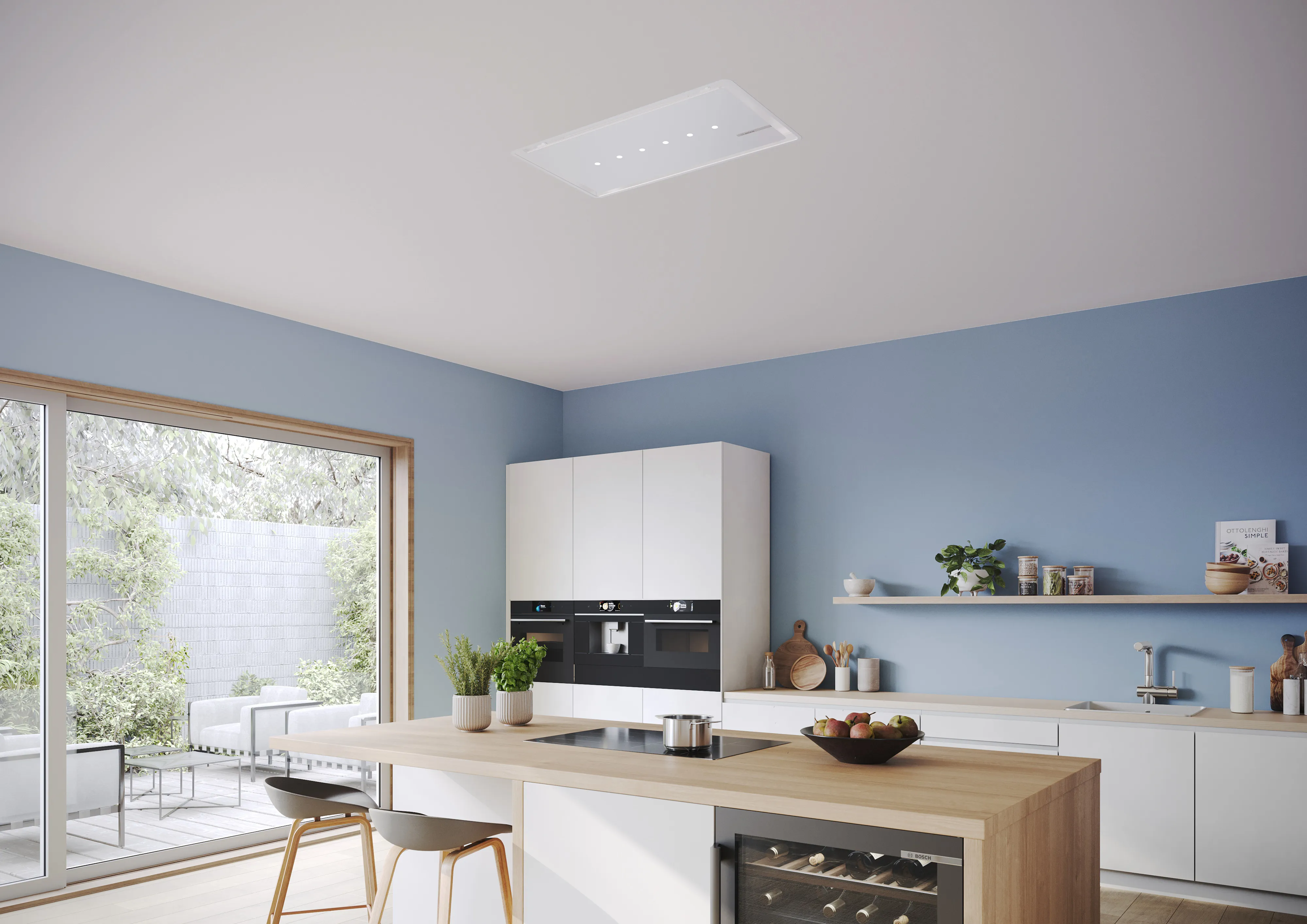 Een vrouw met een telefoon omringd door pictogrammen die staan voor klantenservice, kwaliteit, kortingen en waarschuwingen. 