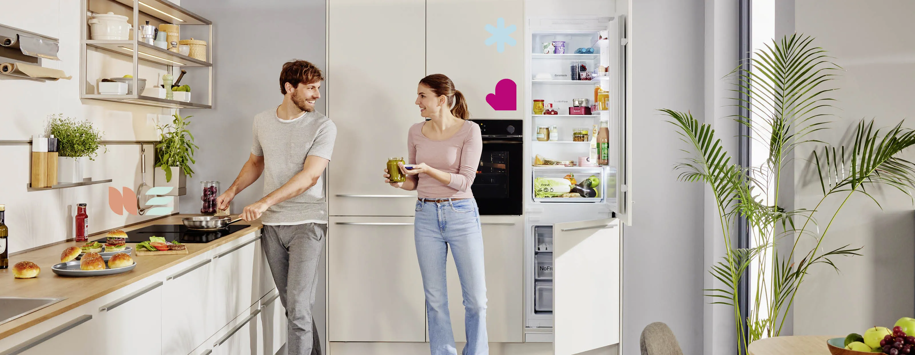 Paar Kochen zusammen in der modernen Küche, lächeln und interagieren.