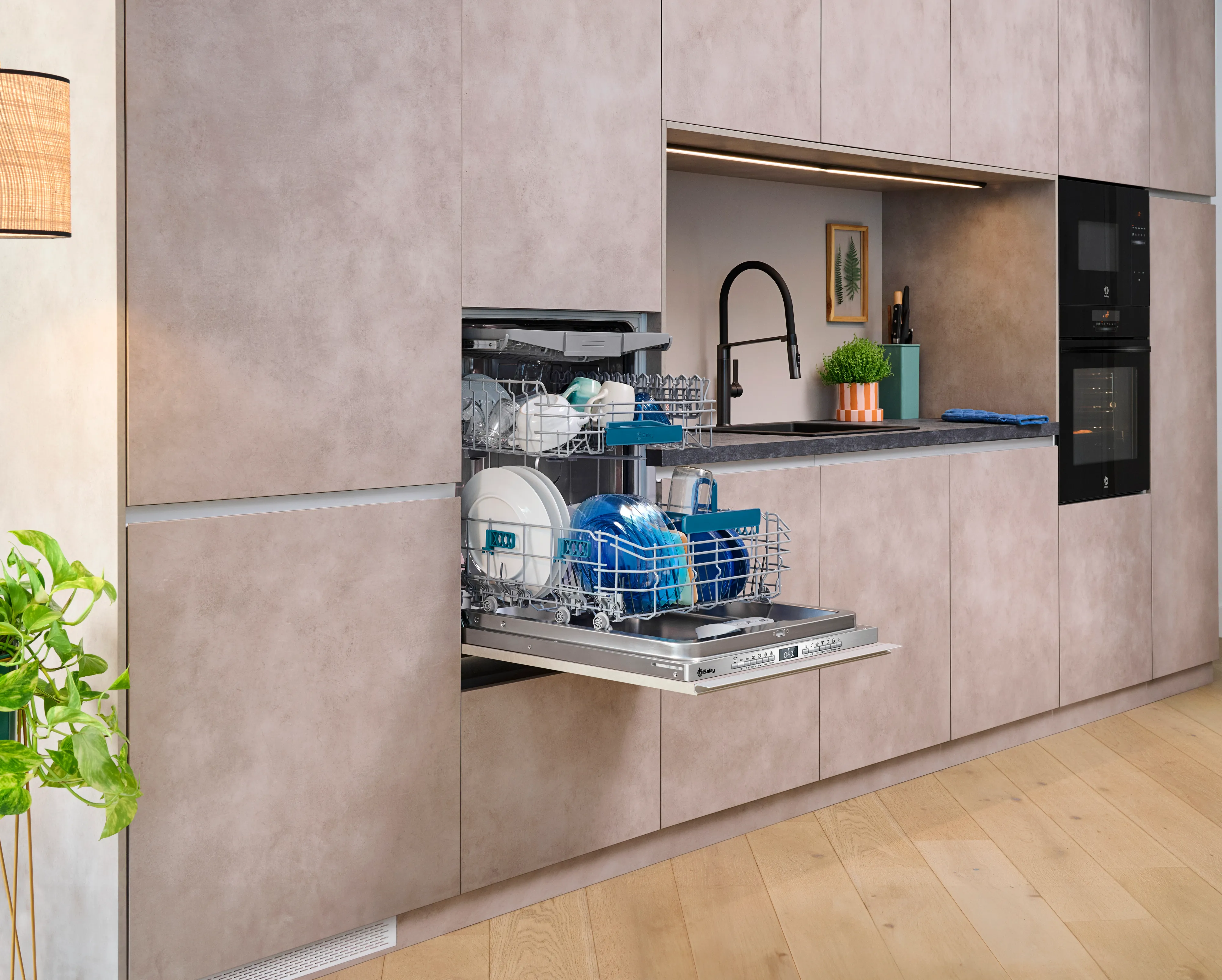 Lavavajillas integrable Balay en una cocina moderna.