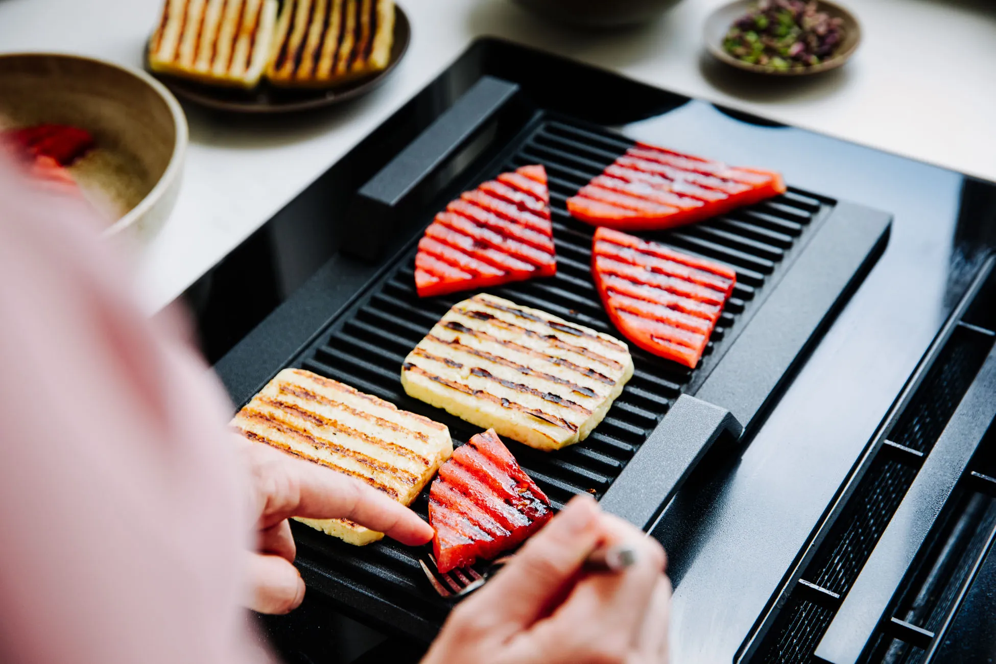 NEFF Grillplatte mit Wassermelone und Halloumi auf Kochfeld