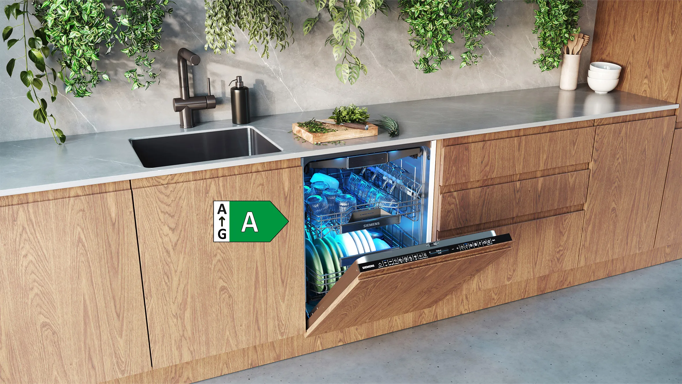 Moderne Küche mit Holzschränken, Waschbecken und offene Geschirrspüler Schublade mit sauberen Geschirr.