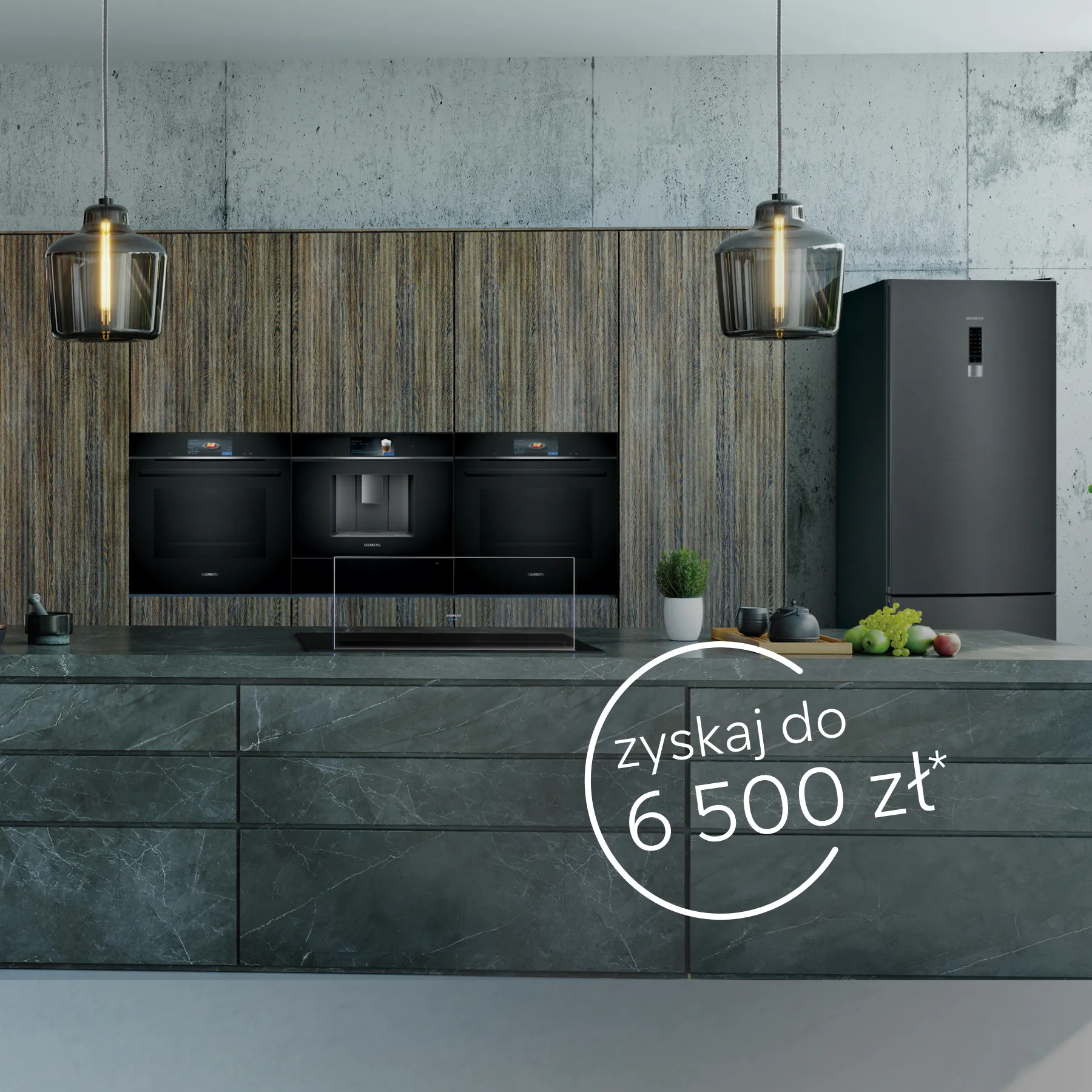 Nowoczesna kuchnia z drewnianymi szafkami, czarnymi urządzeniami i cennikiem 6,500 zł.