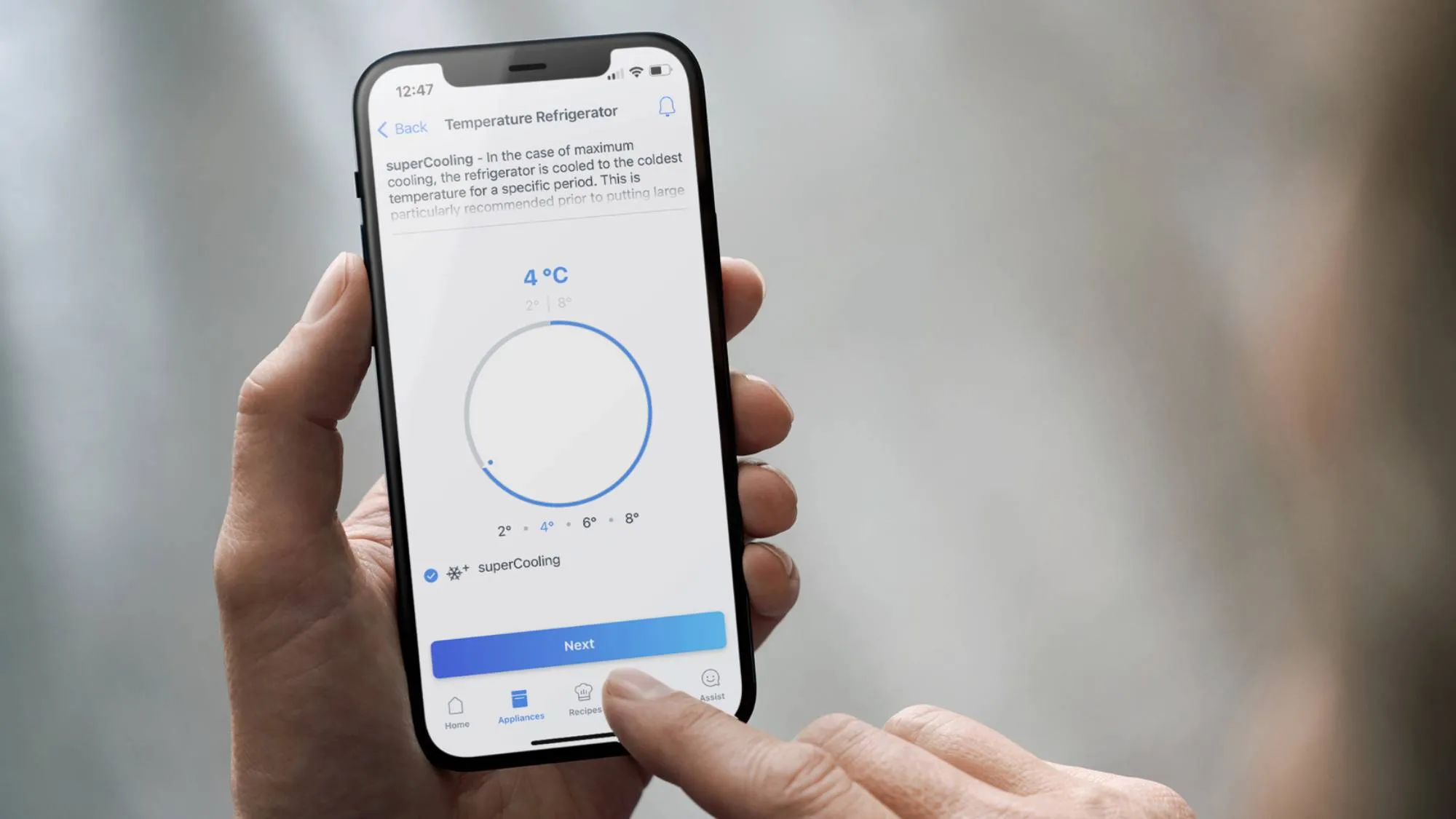 Smartphone met temperatuurmeting van 4°C, met een circulaire grafiek voor het op afstand bedienen van je koelkast.