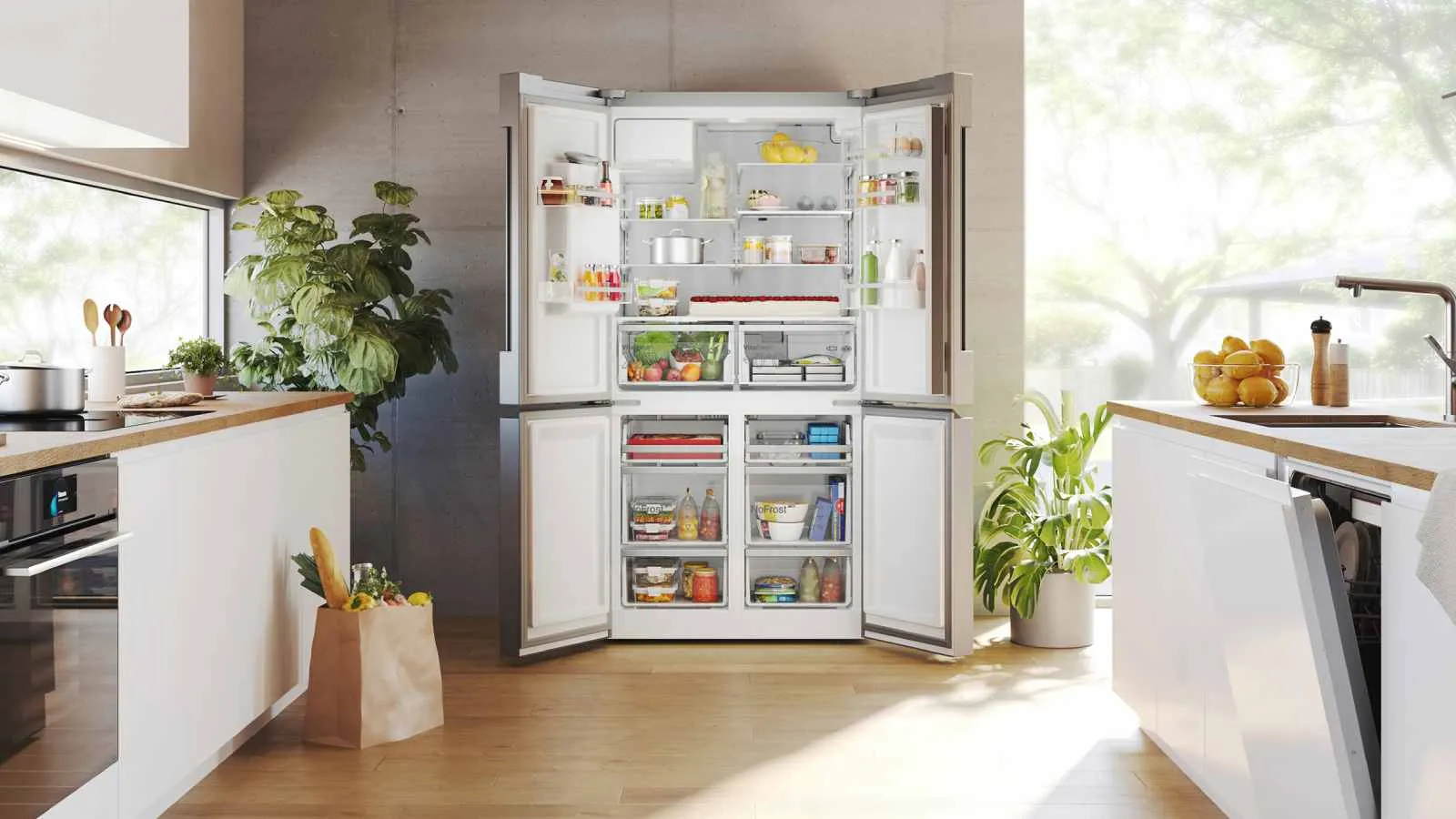 Geräumige, moderne Küche mit offenem Kühlschrank, frischen Produkten und Küchengeräten.