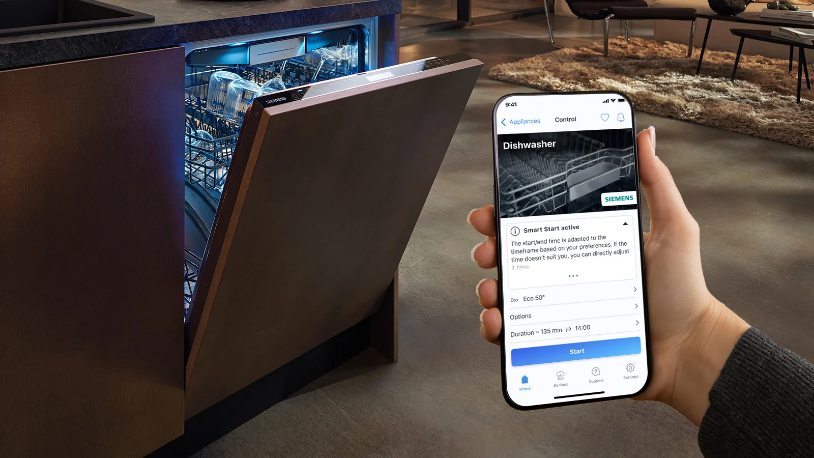 Smartphone mit einer Website, einem Laptop-Computer und einer Inneneinrichtung mit Möbeln.