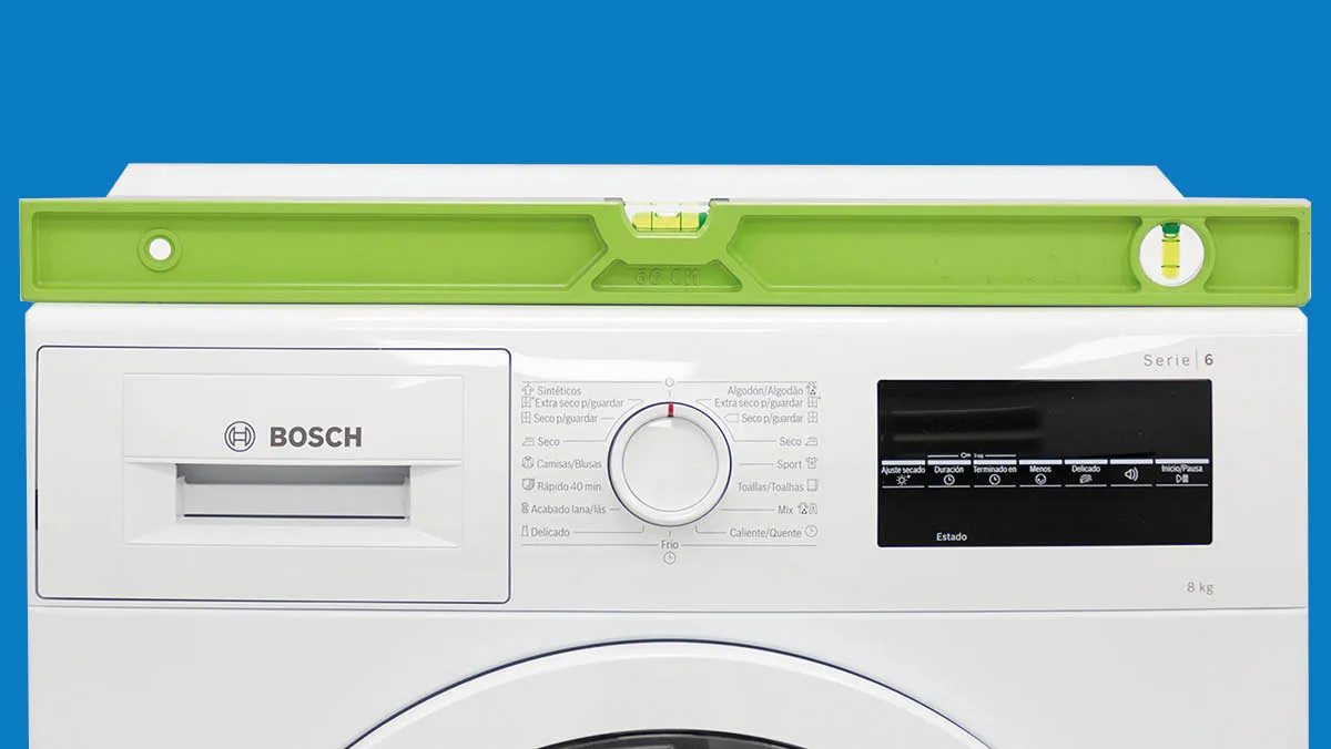 Un niveau à bulle repose sur un lave-linge Bosch.