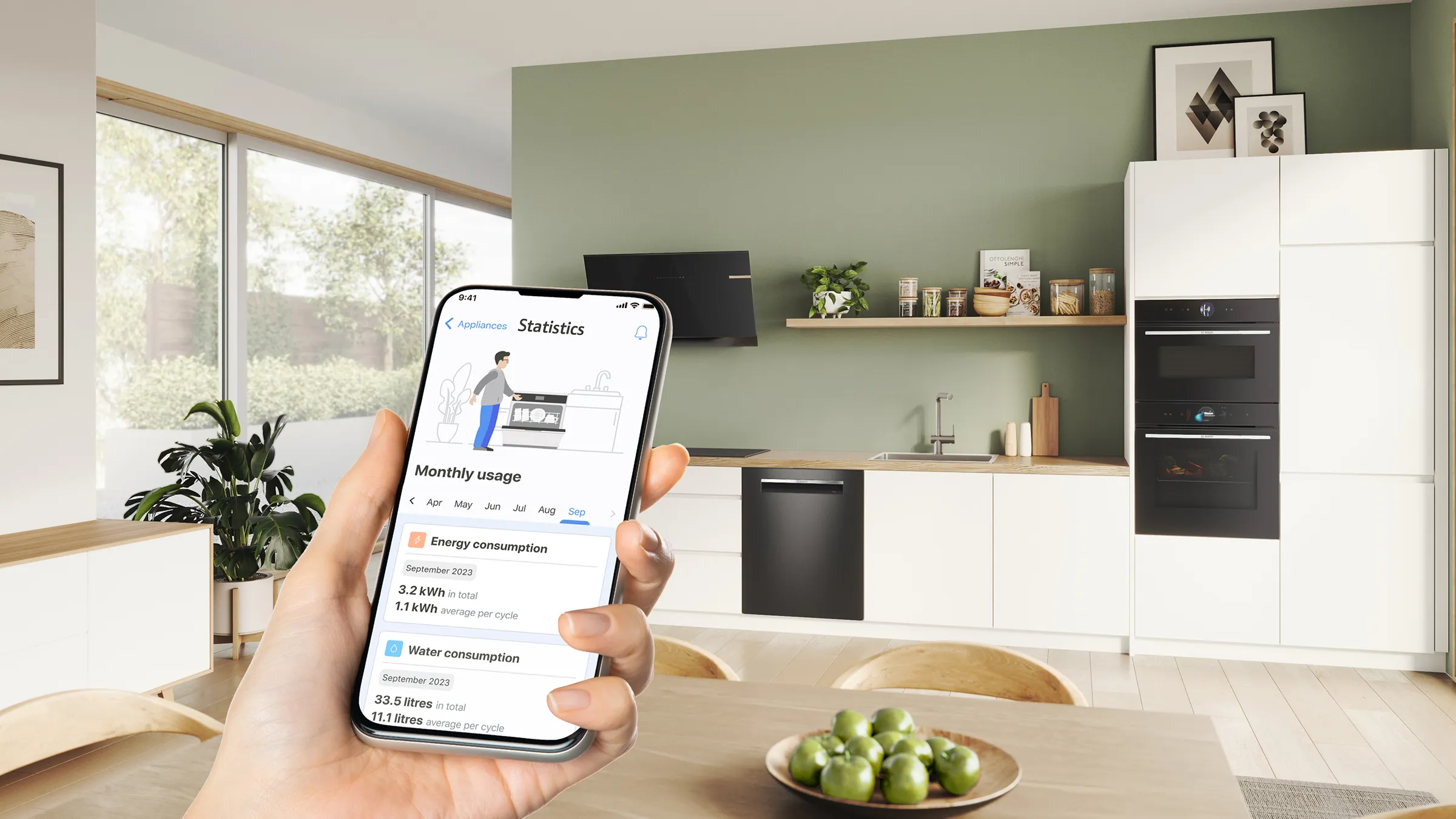 Moderne Küche mit Smart Home App auf Smartphone, die Energienutzung Statistiken anzeigen.