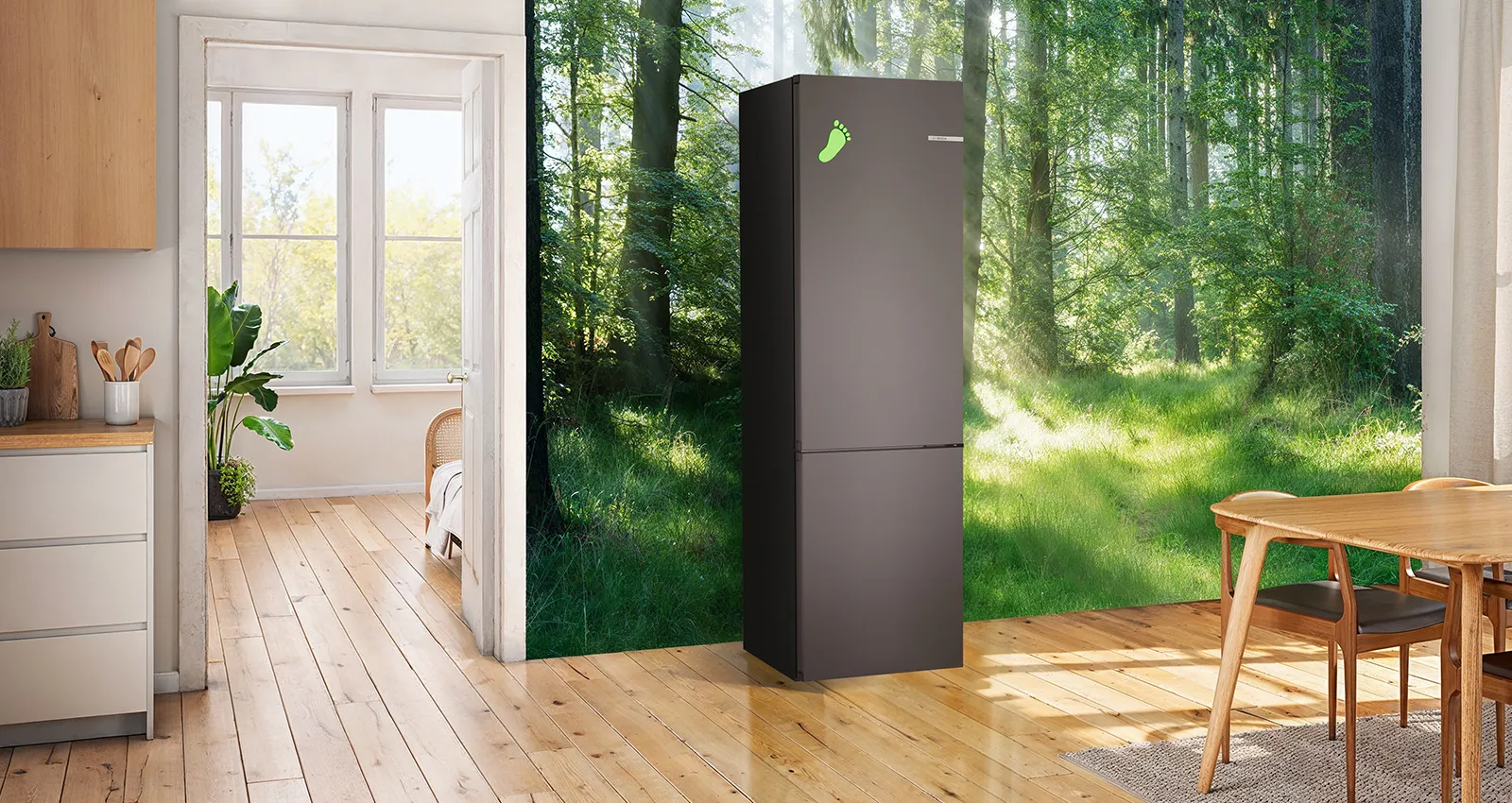 Eine moderne Küche mit dunkelgrauem Kühlschrank und einem grünen Fussabdruck-Magneten. Im Hintergrund ist eine Tapete mit einem grünen Wald zu sehen.