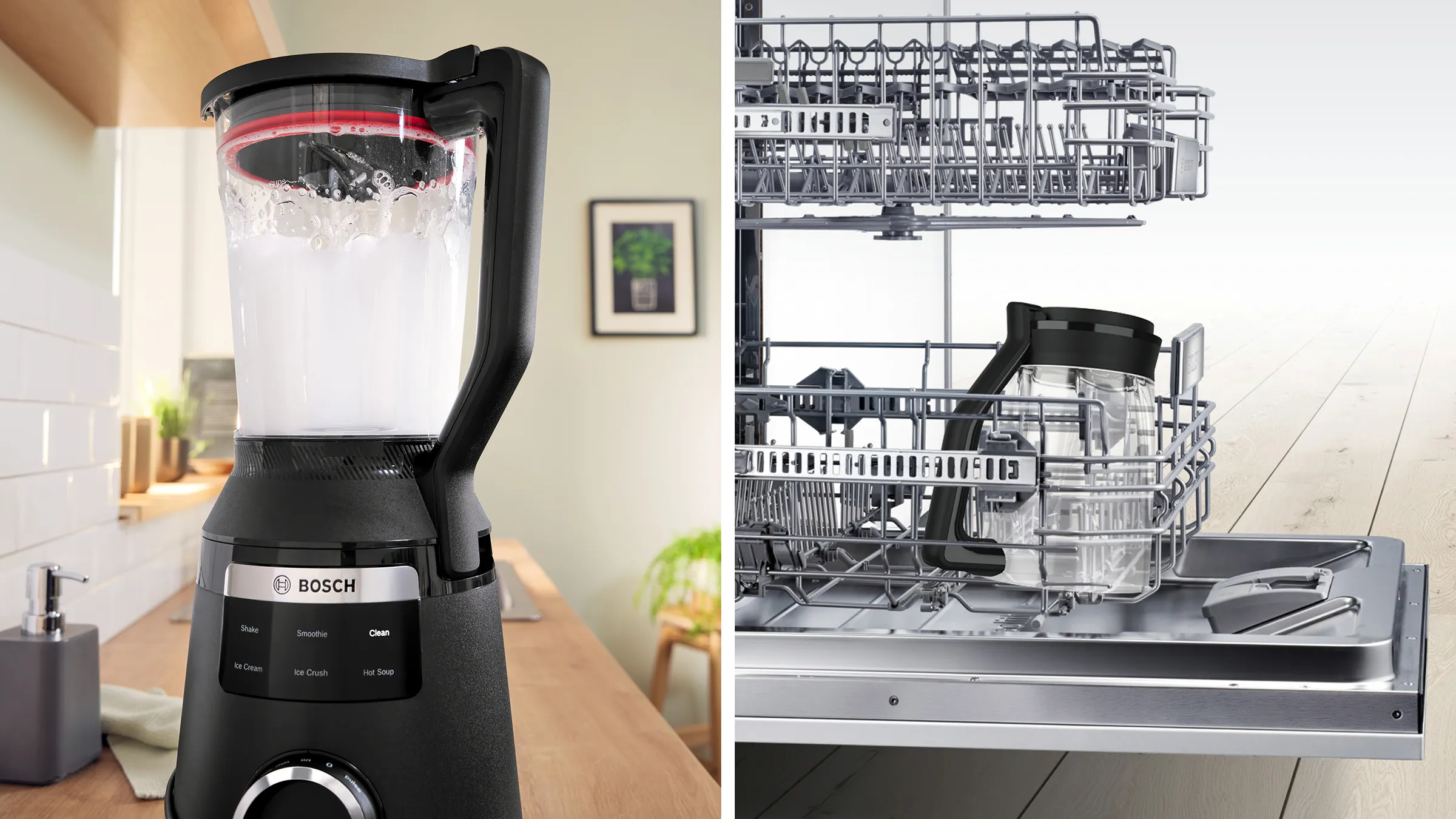 Blender în timpul programului de curăţare, umplut cu apă şi detergent de vase; vasul blenderului aşezat într-o maşină de spălat vase.