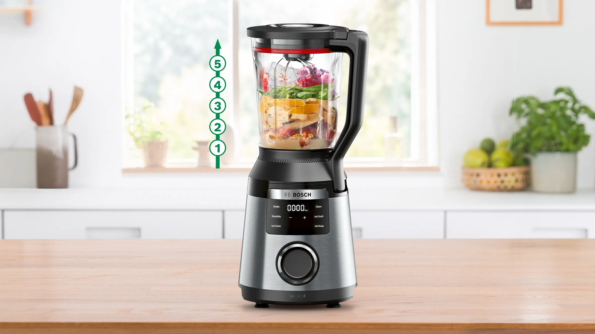 Blender cu o varietate de produse şi numere suprapuse de la 1 la 5, care indică ordinea corectă de umplere a recipientului cu diferite ingrediente.