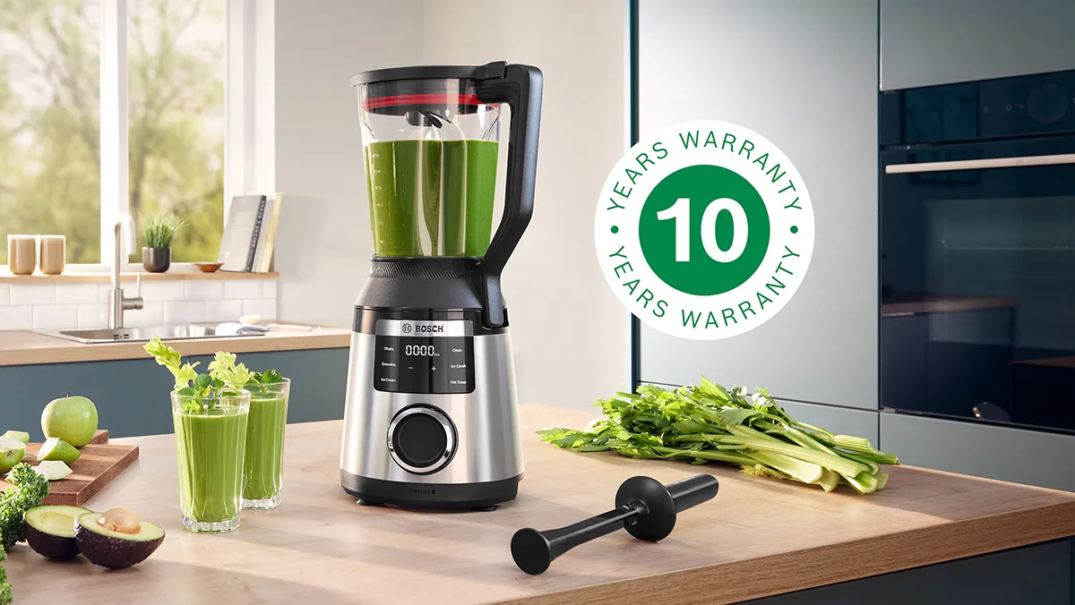 Blenderul din oţel inoxidabil şi împingătorul VitaPower Serie 6 lângă mai multe smoothie-uri şi sigla cu garanţia de 10 ani.