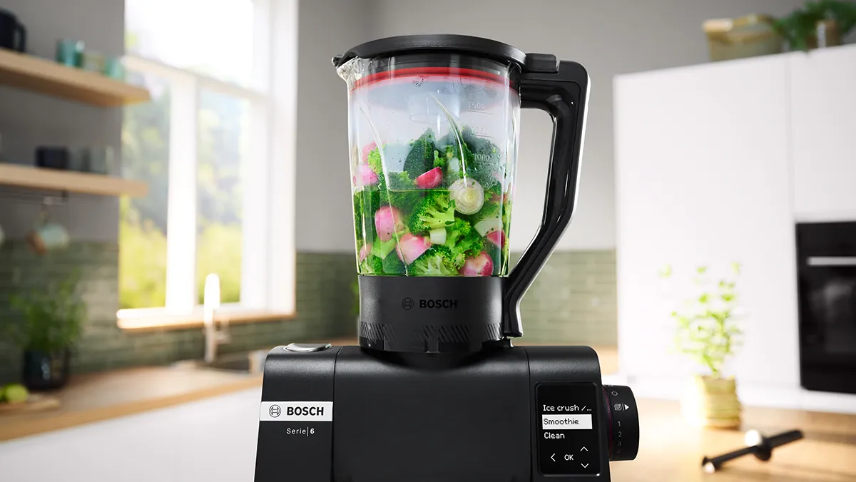 Serie 6 keukenrobot met ThermoSafe glazen kan gevuld met warme soepingrediënten zoals broccoli en radijs.