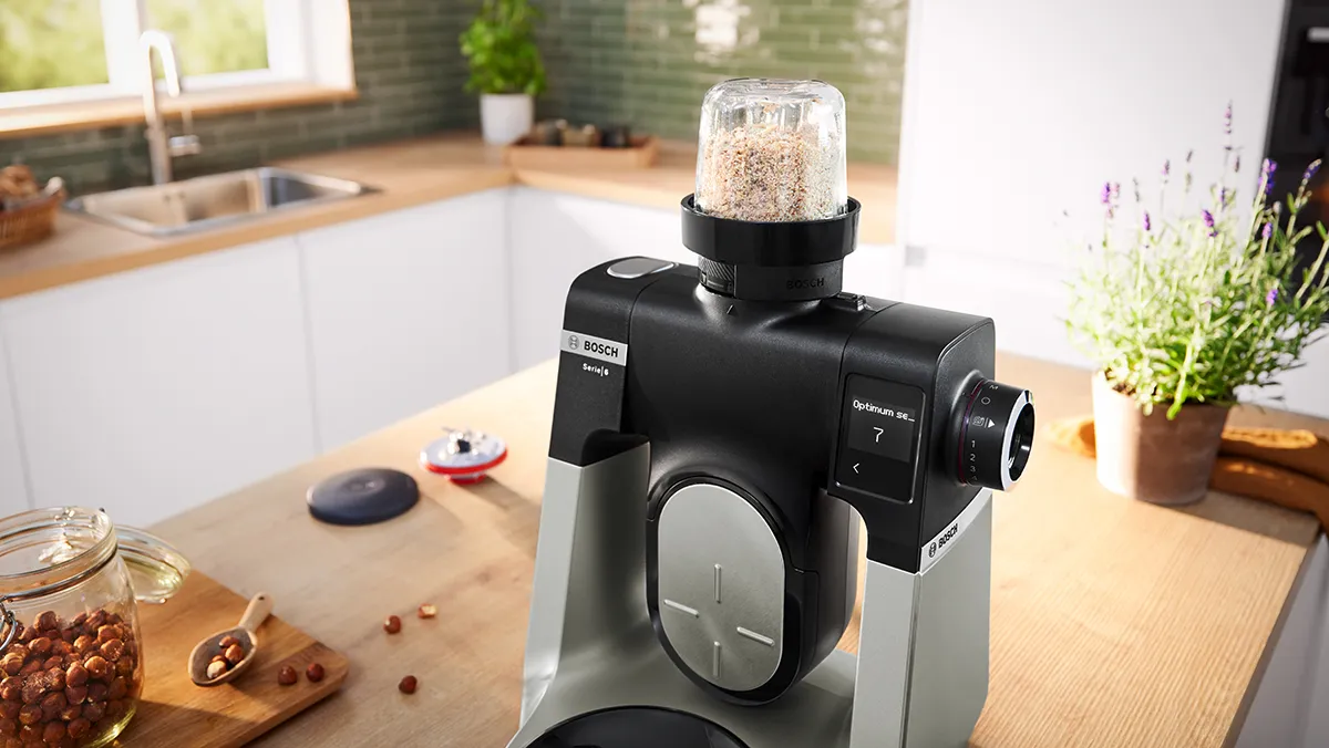 Serie 6 met hakmolen- en molenopzetstuk bovenop de keukenrobot, noten malend.