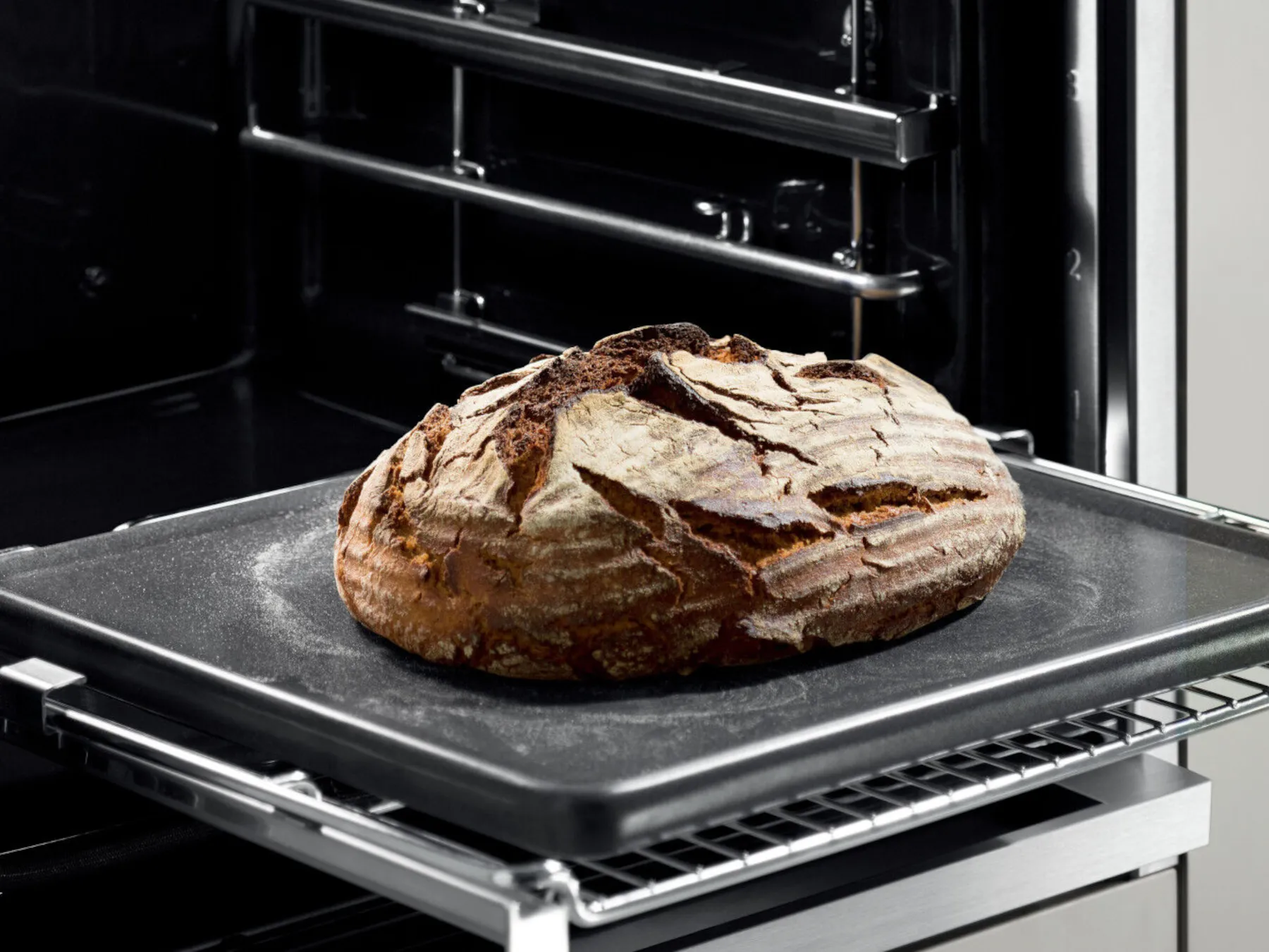 NEFF Backstein mit knusprigen Brot im NEFF Backofen
