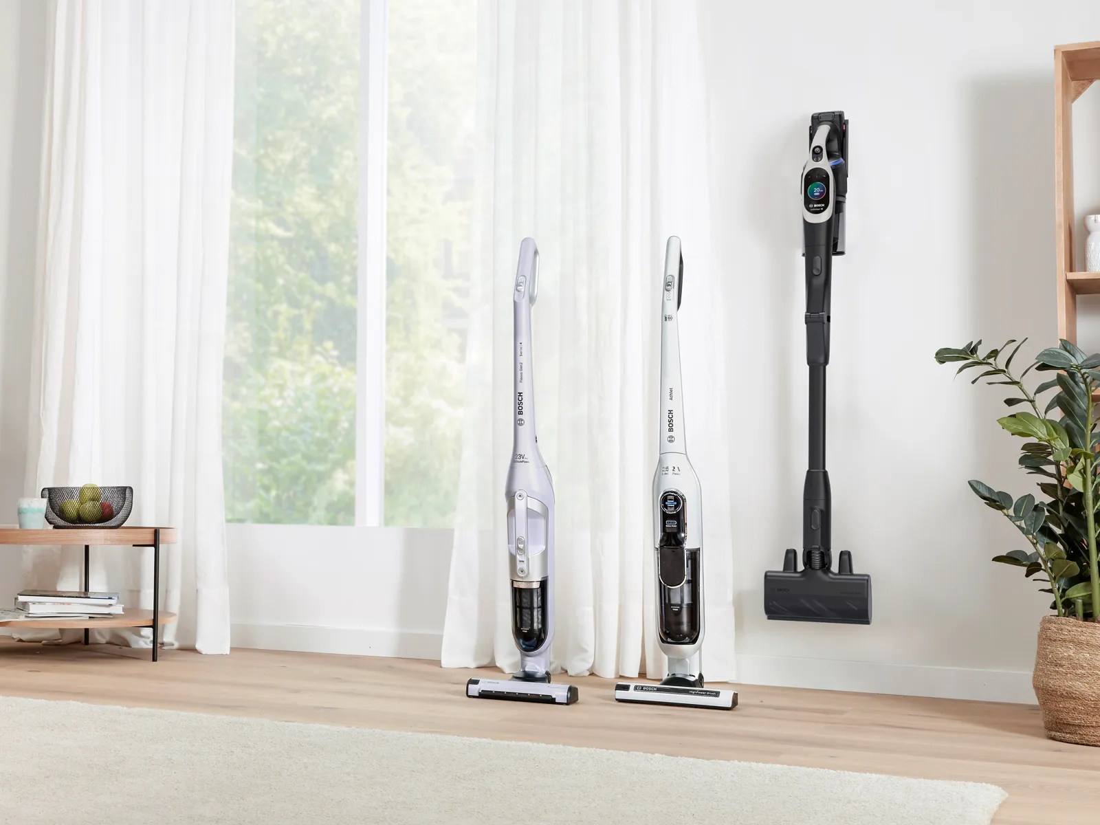 Stående och skaftdammsugare i ett vardagsrum.