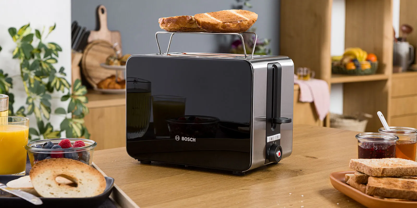 Skyline toaster in black and chrome
