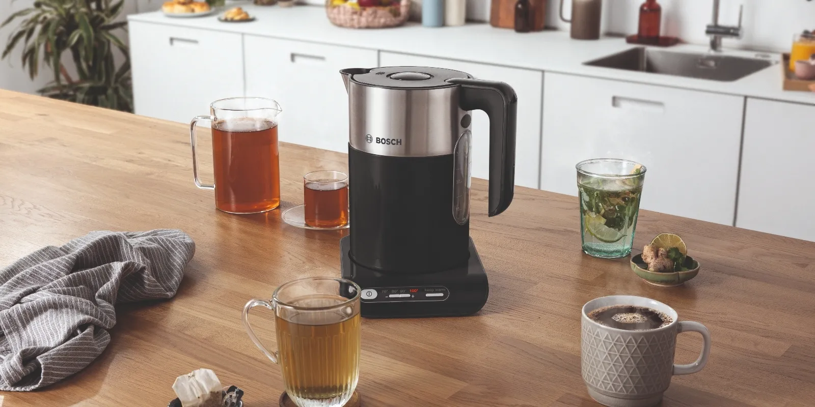 Styline kettle in black on countertop