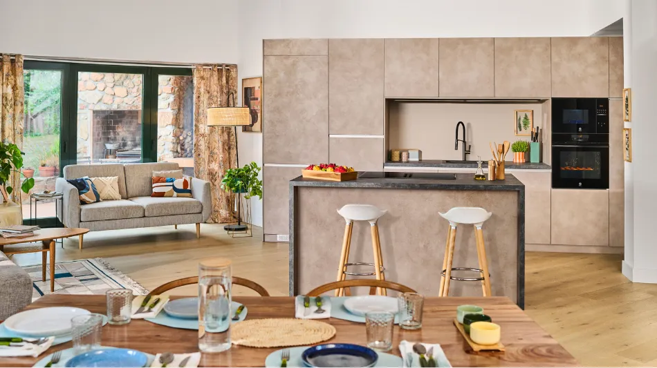 Cocina abierta al salon con tonos cálidos y amaderados