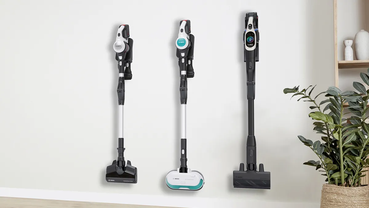 Duvar rafında gösterilen farklı modellerin üç akülü vakum temizleyicileri.