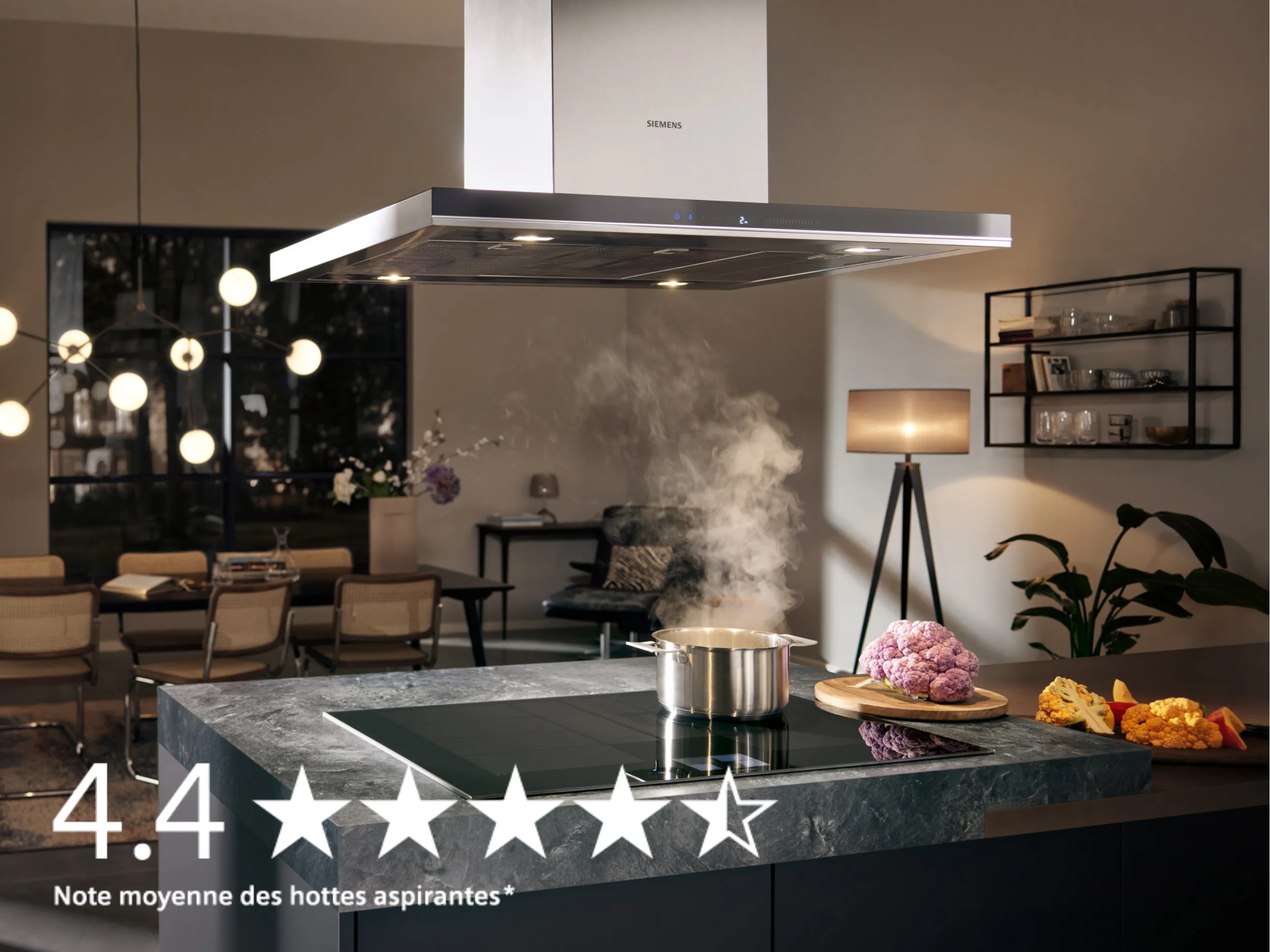 Cuisine moderne avec hotte Siemens, plaque de cuisson et pot de nourriture fumante, note 4,4 étoiles 