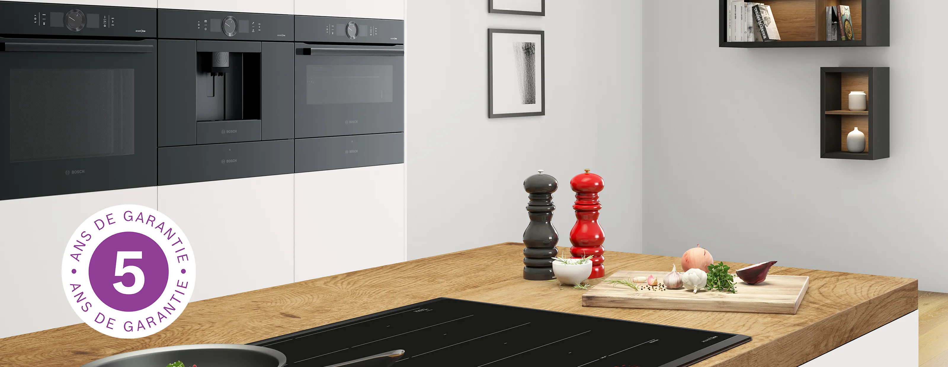 Cuisine moderne avec électroménagers intégrés, comptoir en bois et objets décoratifs exposés.