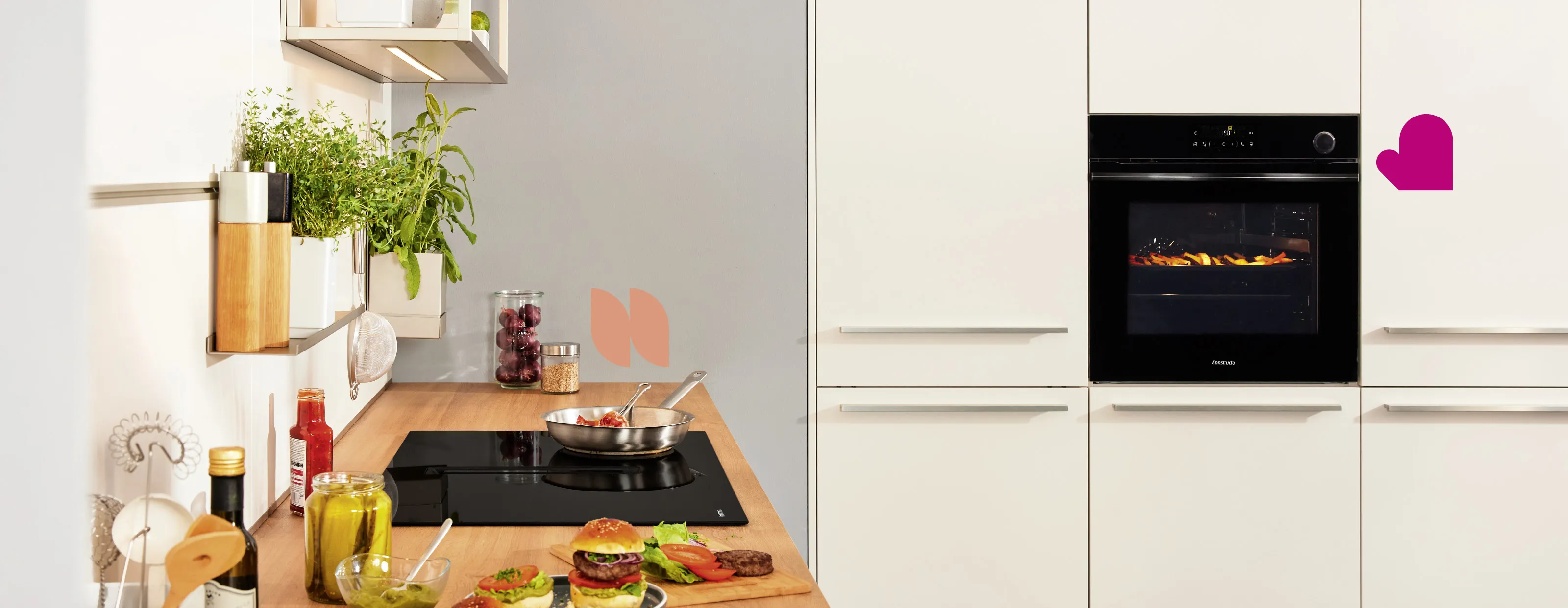 Moderne Küche mit einem Kochfeld, einer Bratpfanne, frischen Zutaten, Kräutern und einem in Betrieb befindlichen Ofen, mit einer minimalistischen Ästhetik.