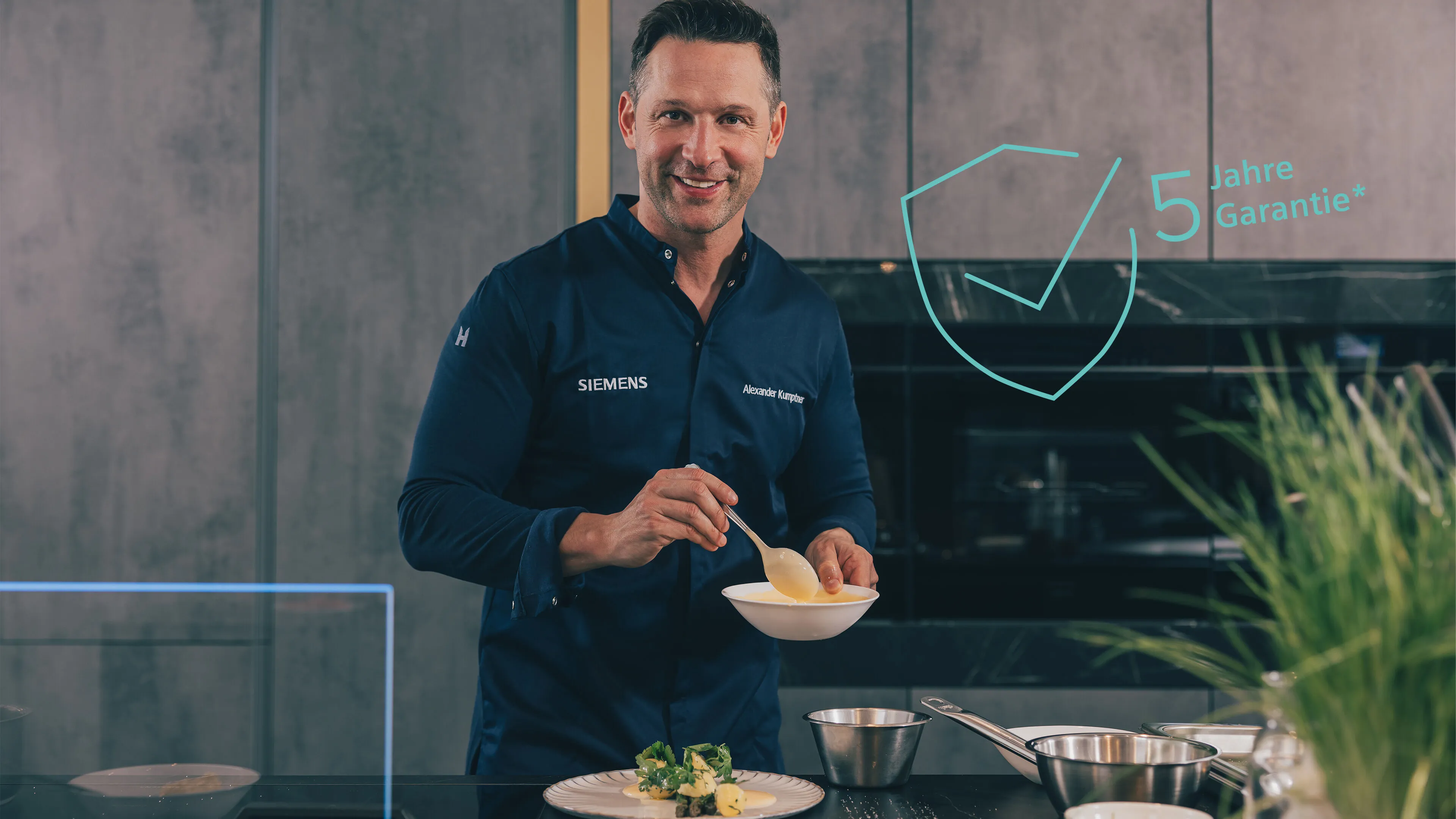 Un homme vêtu d'un uniforme Siemens en train de cuisiner dans une cuisine moderne, avec un visuel « 5 Jahre Garantie » (5 ans de garantie) en superposition.