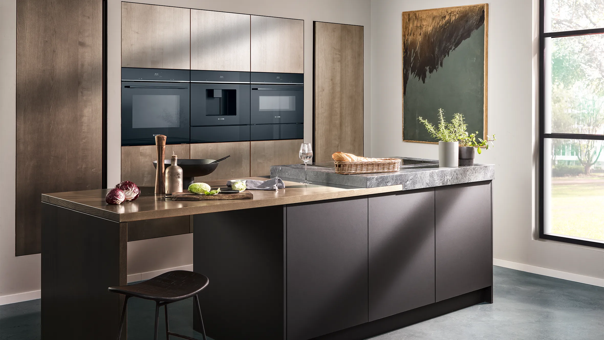 Siemens inbyggnadsugn och inbyggd mikrovågsugn i ett modernt trädkök.