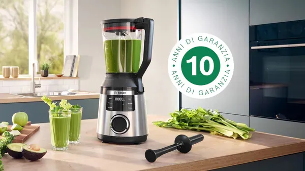 Frullatore VitaPower Serie 6 in acciaio inox e pressino accanto a frullati e logo della garanzia di 10 anni.