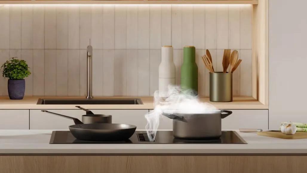 Cocina moderna con utensilios de cocina, ollas y plantas en estantes.