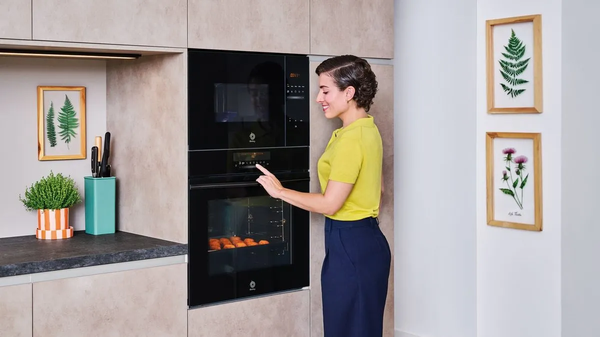 Plano de mujer tocando columna Horno microondas serie cristal negro