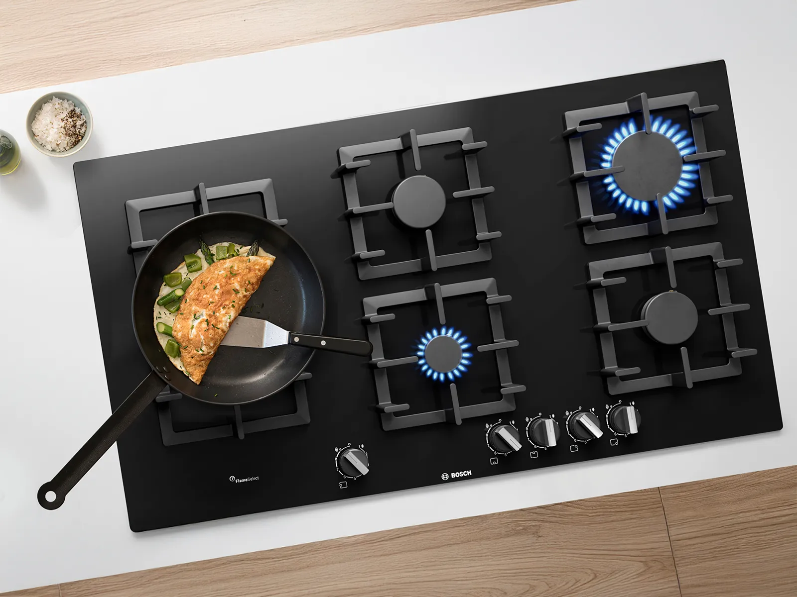 כירת בישול עם מחבת מלאה בירקות מוקפצים וסיר עם פסטה רותחת, אדים עולים משני הסירים.