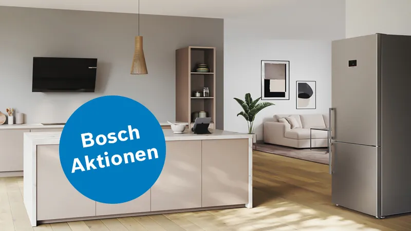 Modernes Wohnzimmer mit Bosch-Aktionen-Schild, Fernseher, Regalen und Möbeln.