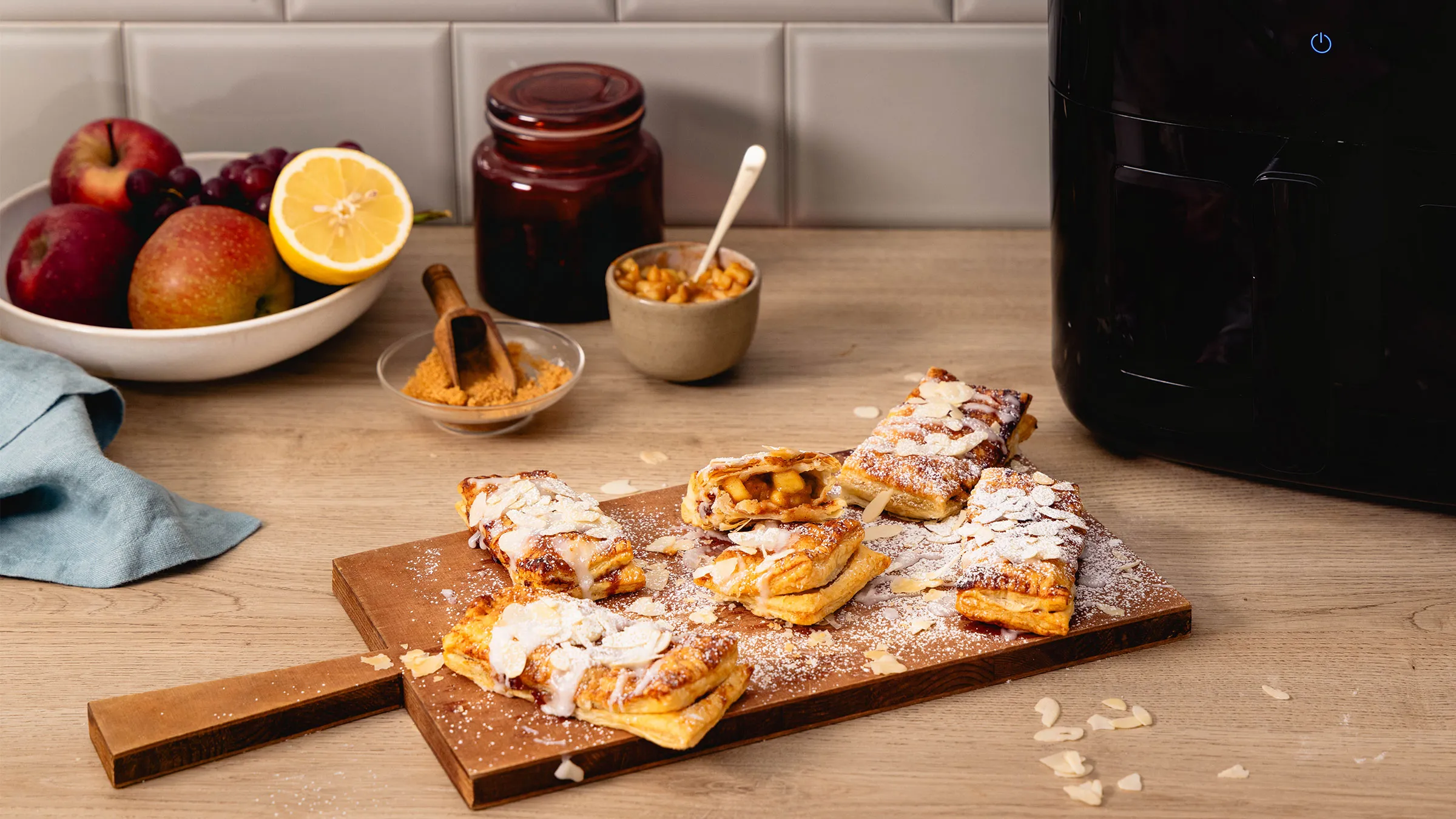 Tagliere di legno con sfoglie alle mele.