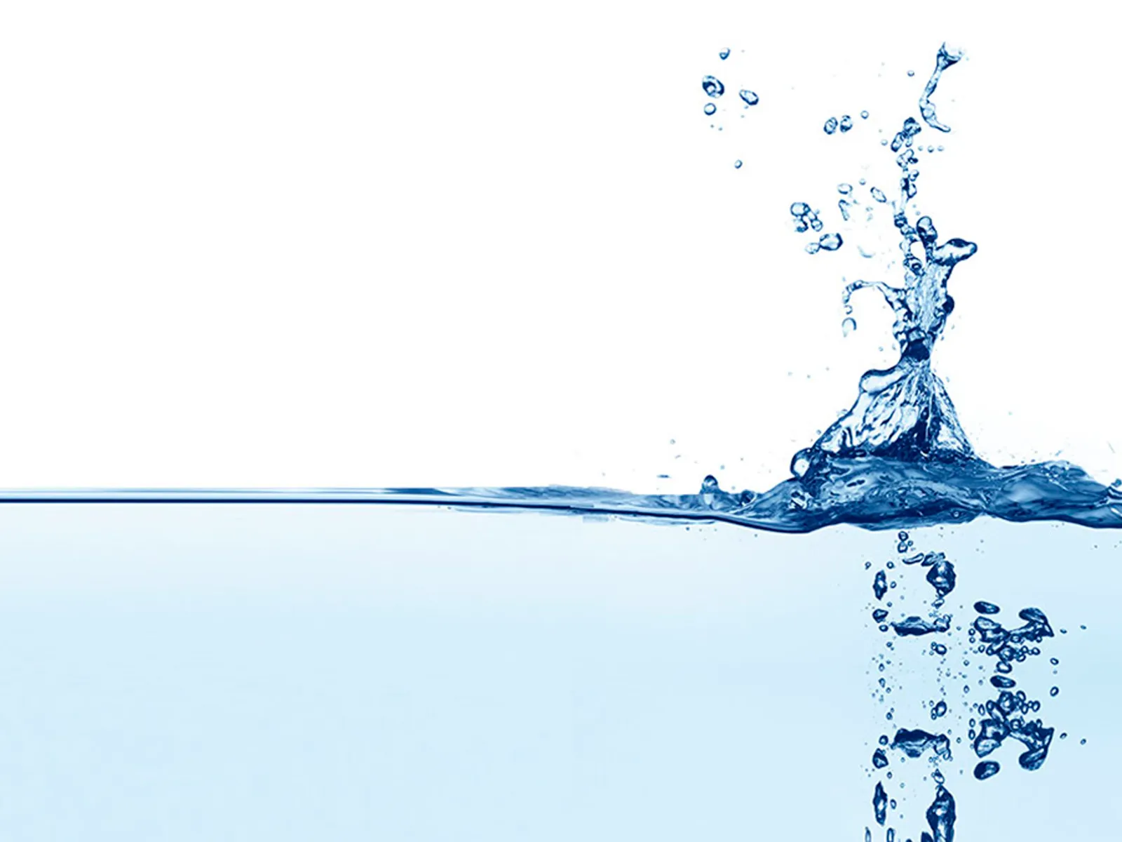 Små stänk och droppar på en vattenyta.