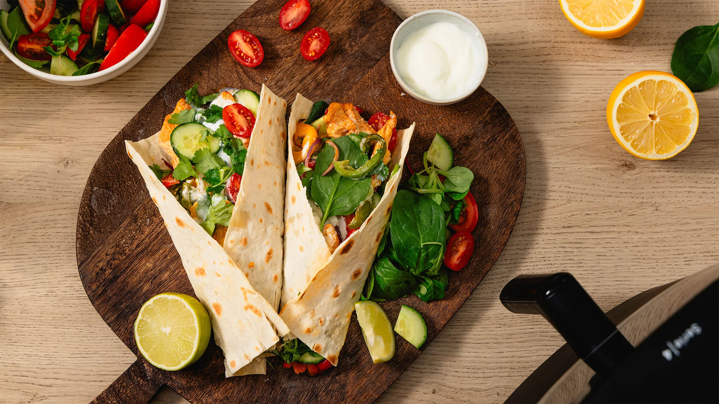 Piatto con due wrap al pollo.