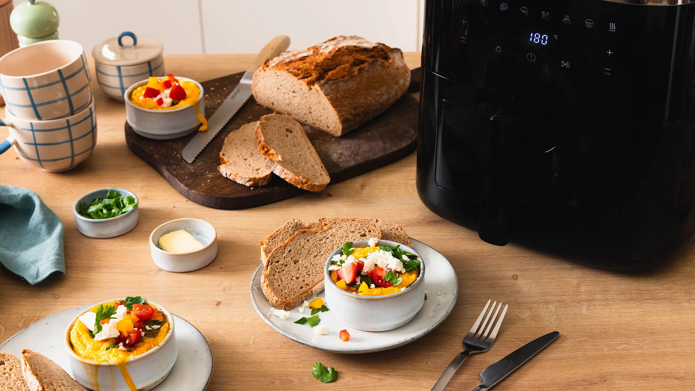 Piatto con muffin alle uova e alcune fette di pane.