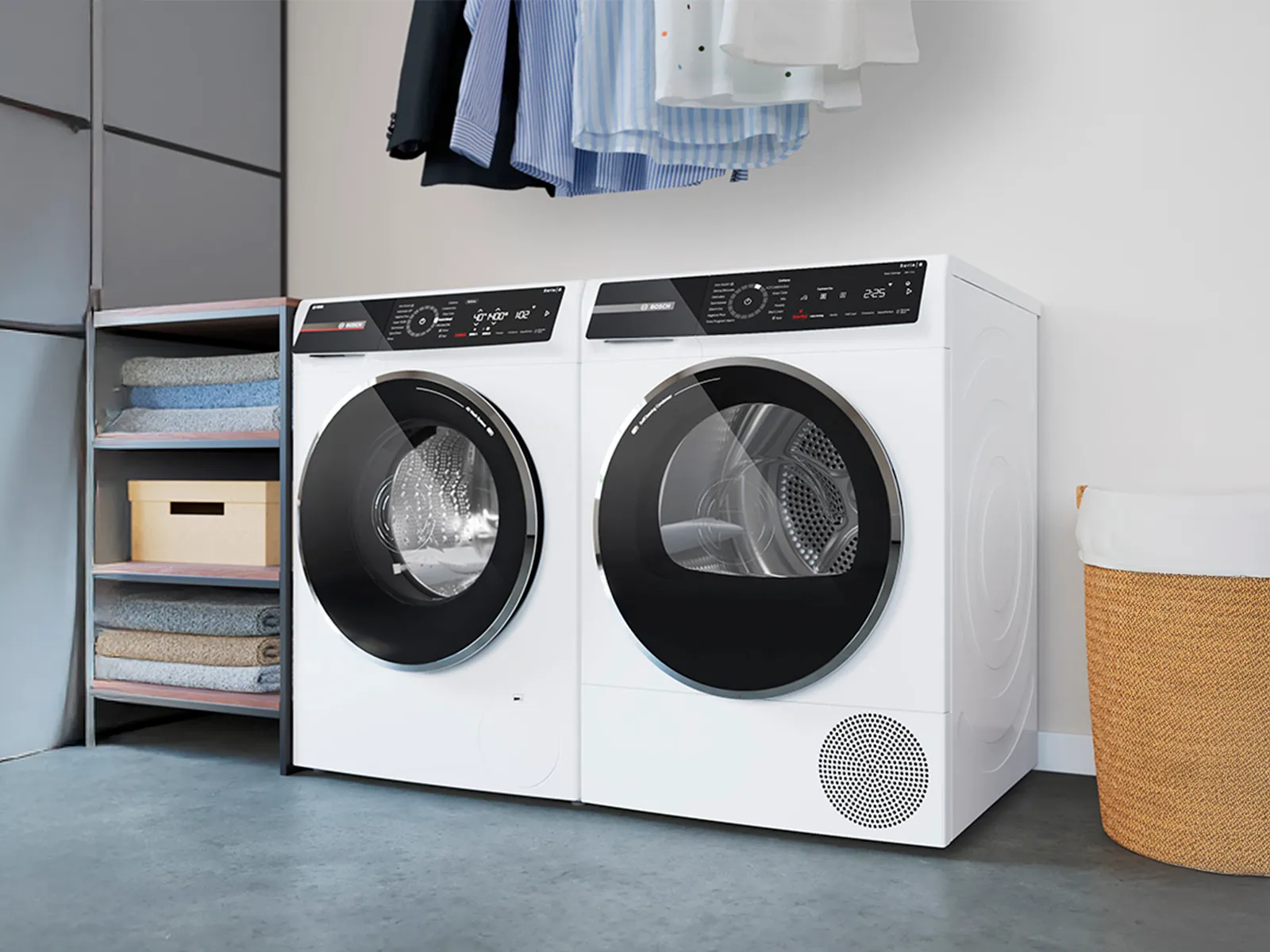 Eine moderne Bosch Waschmaschine und ein Trockner nebeneinander in einem sauberen Waschraum.