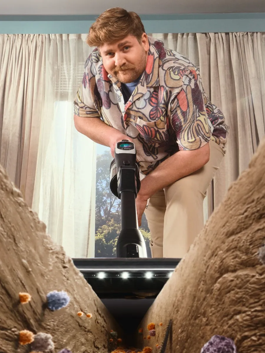 Ένας άντρας που σκουπίζει με την Unlimited σκούπα "κάτω από την γη".