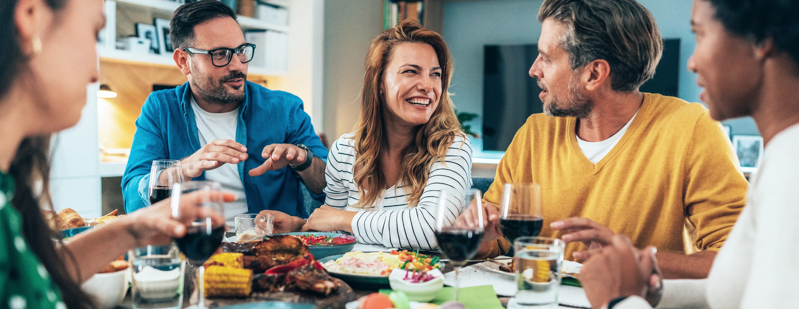 Sala de estar acolhedora com uma mulher relaxante em uma cadeira confortável, rodeado por plantas e decoração moderna.