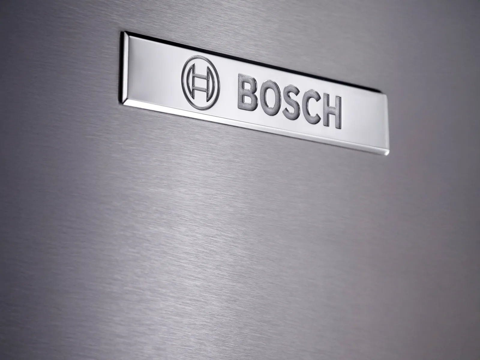Nahaufnahme eines Bosch-Logos auf einer gebürsteten Metalloberfläche.
