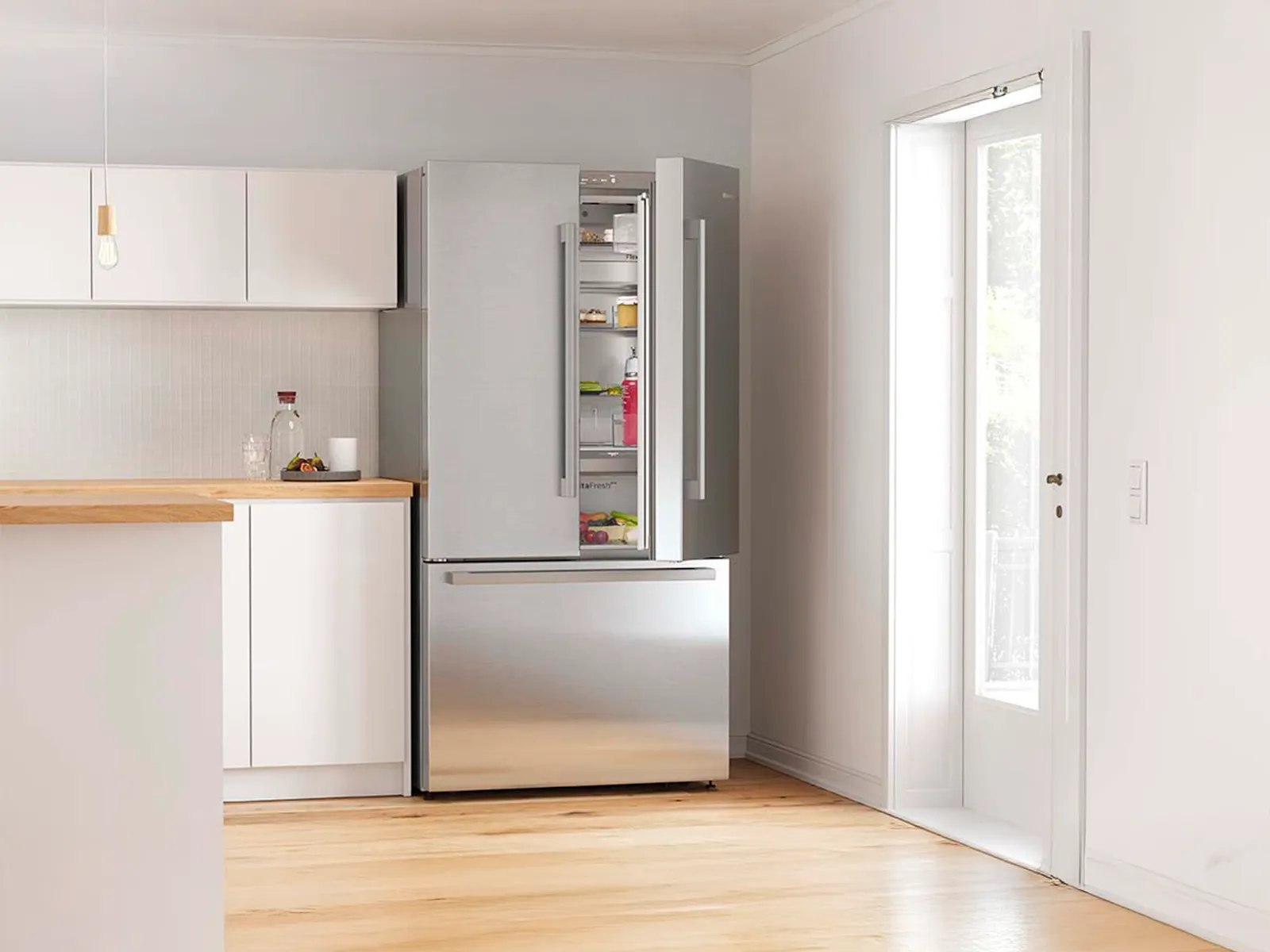 Kylskåp med fransk dörr i ett kök med öppnad höger dörr.