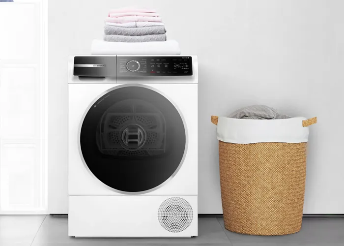 Çamaşır makinesi, çamaşır sepeti, katlanmış havlular, minimalist ev iç.